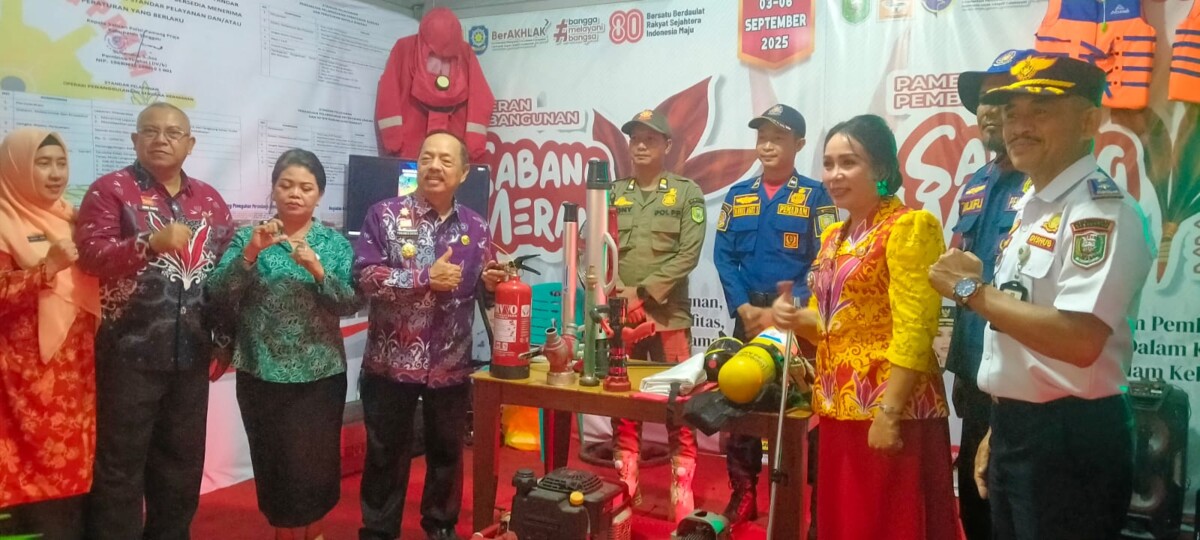 Bupati dan wakil bupati saat mengunjungi salah satu stand Pameran Pembangunan Sabang Merah
