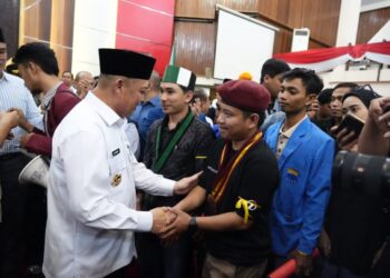 Gubernur Kalimantan Barat (Kalbar), Ria Norsan, menemui aliansi mahasiswa dari berbagai perguruan tinggi yang menggelar aksi damai dan audiensi di Ruang Rapat Paripurna DPRD Provinsi Kalbar, Rabu (3/9/2025).