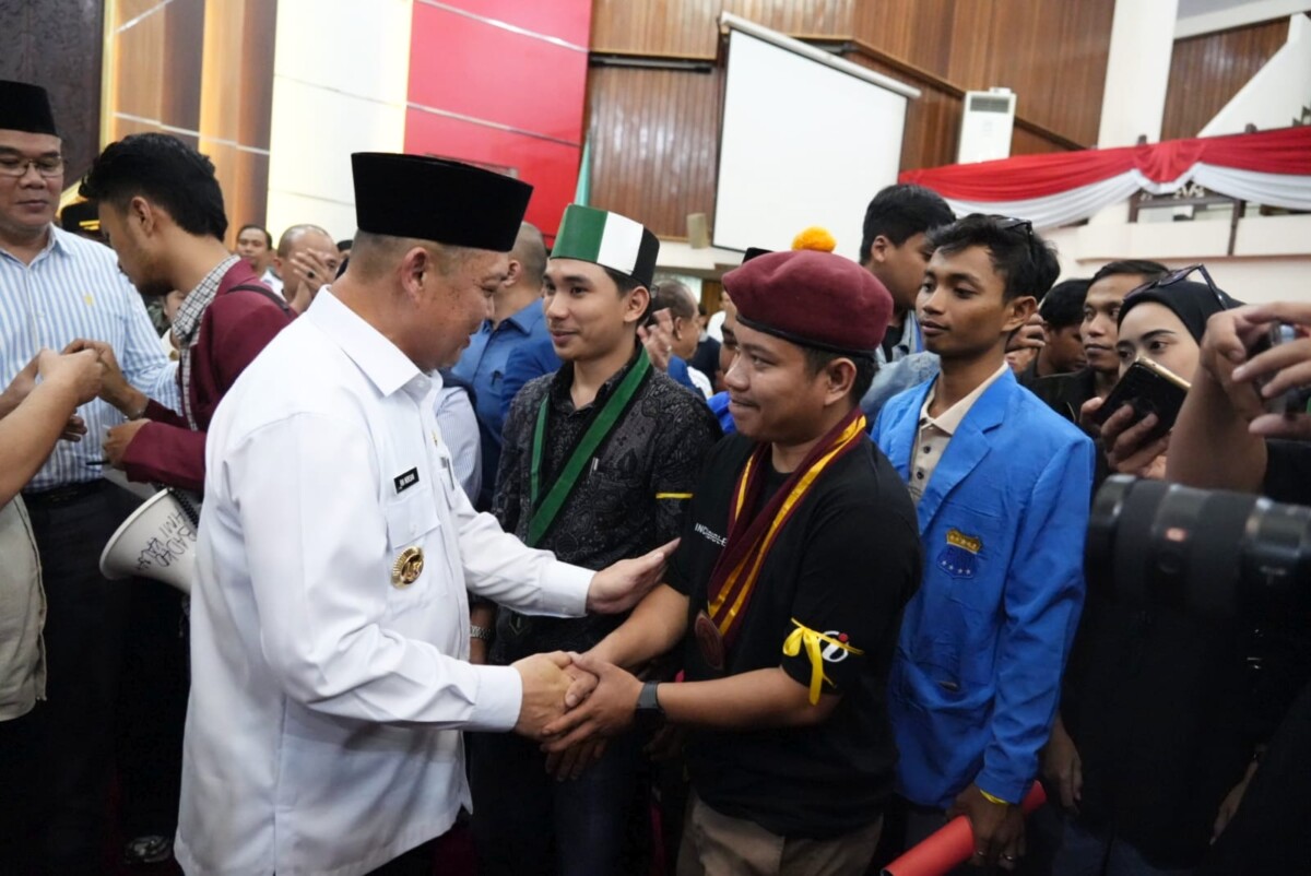 Gubernur Kalimantan Barat (Kalbar), Ria Norsan, menemui aliansi mahasiswa dari berbagai perguruan tinggi yang menggelar aksi damai dan audiensi di Ruang Rapat Paripurna DPRD Provinsi Kalbar, Rabu (3/9/2025).