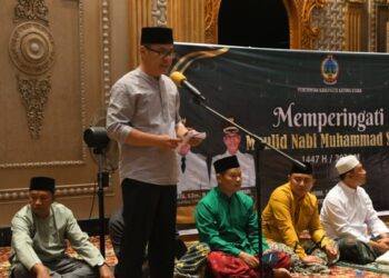 Bupati Kayong Utara Romi Wijaya saat memberikan kata sambutan dalam momen peringatan Maulid Nabi Muhammad SAW 1447 Hijriah yang berlangsung penuh khidmat di Masjid Agung Oesman Al-Khair, Sukadana, Rabu (3/9/2025) Malam. Foto. (Porkopim)