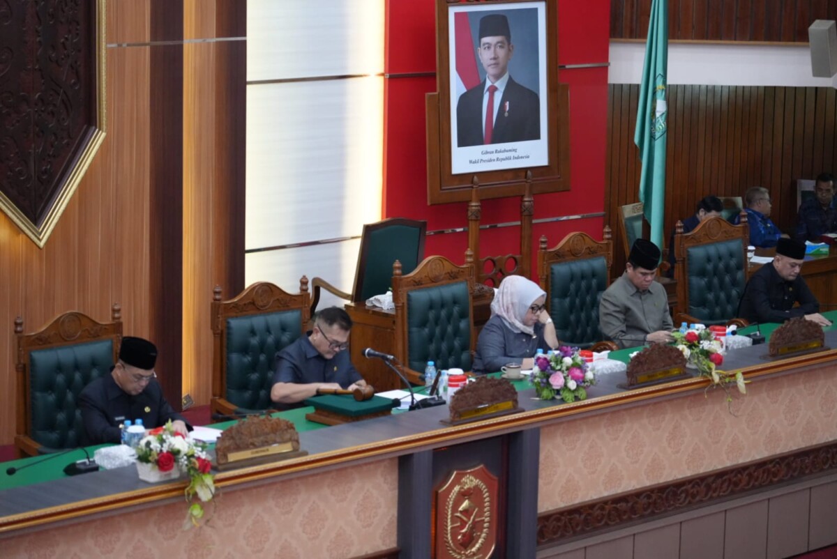 Ketua DPRD Kalbar, Aloysius saat memimpin Rapat Paripurna Pendapat Akhir Fraksi yang digelar di Ruang Rapat Utama Balairung Sari DPRD Kalbar, Kamis (4/9/2025).