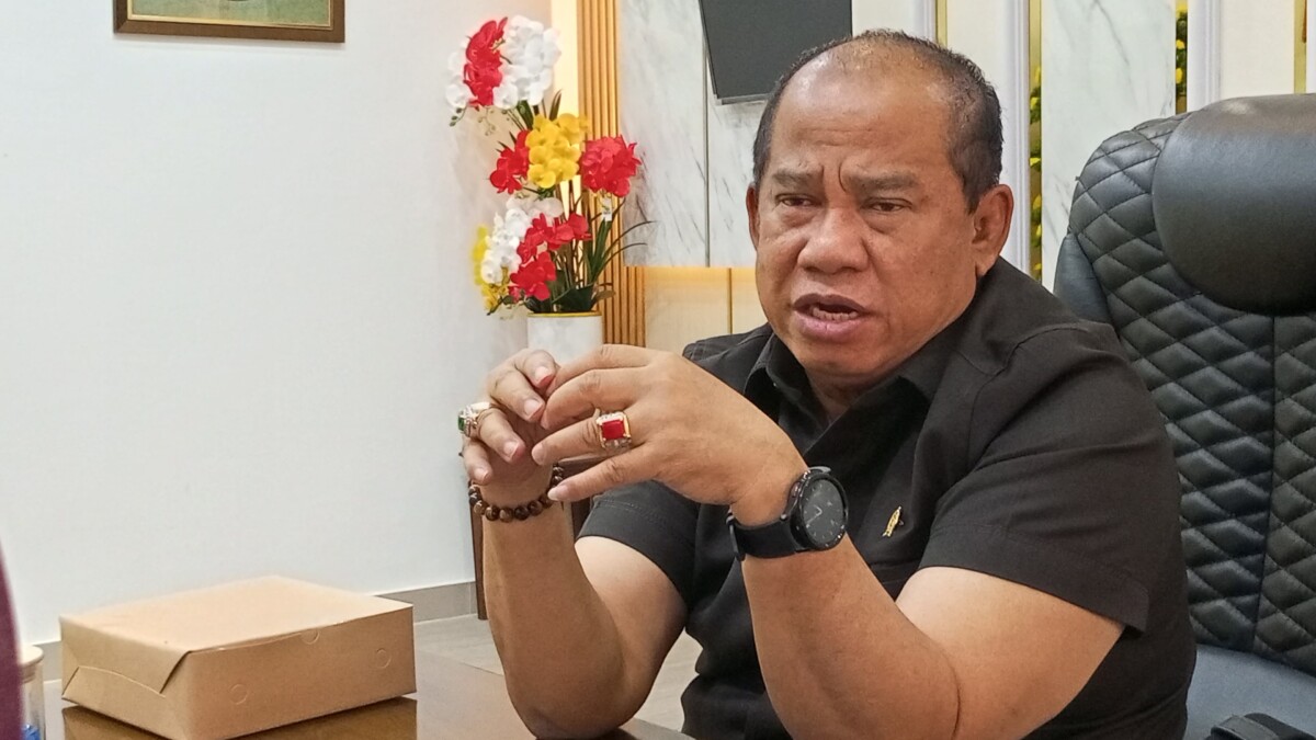 Anggota Komisi IV DPRD Provinsi Kalimantan Barat, Heri Mustamin, memberikan tanggapan serius saat ditemui di ruang kerjanya, Kamis (04/09/2025). Foto : Deny Wahyu Hendrata.