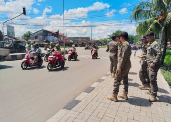 Anggota Satpol PP Kota Pontianak saat menggelar monitoring dan patroli rutin di sejumlah titik persimpangan traffic light.