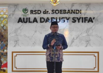 Plt Kadinkes Kabupaten Jember Akhmat Helmi Luqman saat membuka program Gus'e Peduli Kesehatan ketiga di RSD dr Soebandi Jember (foto: Sigit Priyono/Jurnalis.co.id)