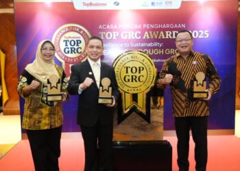 Gubernur Kalbar, Ria Norsan dan Bupati Mempawah, Erlina bersama Dirut Bank Kalbar, Rokidi usai mendapatkan tiga penghargaan tertinggi di ajang TOP Governance, Risk, & Compliance (GRC) Awards 2025. Jakarta, Senin (11/9/2025).