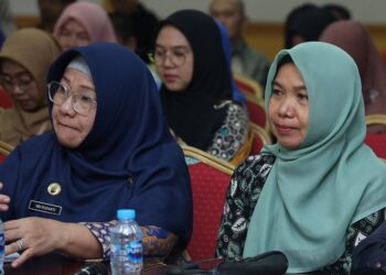 Kepala BKPSDM Kota Pontianak Yuni Rosdiah (kanan) dan Kepala Dinas Pendidikan dan Kebudayaan Kota Pontianak Sri Sujiarti.