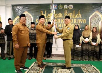 Bupati Kubu Raya, Sujiwo dan Wakil Bupati Sukiryanto lepas kafilah Kab Kubu Raya untuk berlaga di MTQ XXXIII di Hotel Dangau, Kecamatan Sungai Raya, Selasa (9/9/2025).
