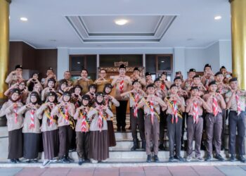 Bupati Fawait melepas 16 Pramuka Penegak Santri ke ajang Lomba Pramuka Penegak tingkat Provinsi di Bumi Pramuka Coban Rondo (foto: istimewa)