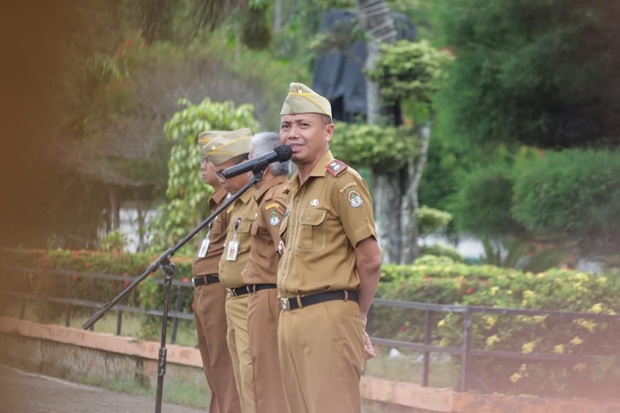 Sekda Ketapang ketika memimpin apel pagi Senin. Foto: Prokopim Ketapang.