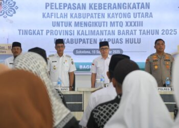 Bupati Kayong Utara Romi Wijaya didampingi Wakil Bupati Amru Chanwari secara resmi melepas kafilah MTQ. Foto: Prokopim