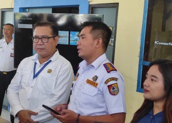 Plt Kadishub Jember memberikan keterangan pers bersama Didik Muzani anggota TP3D Kabupaten Jember, tiket pesawat rute Jakarta-Jember bisa dipesan mulai hari ini (foto: Sigit Priyono/Jurnalis.co.id)