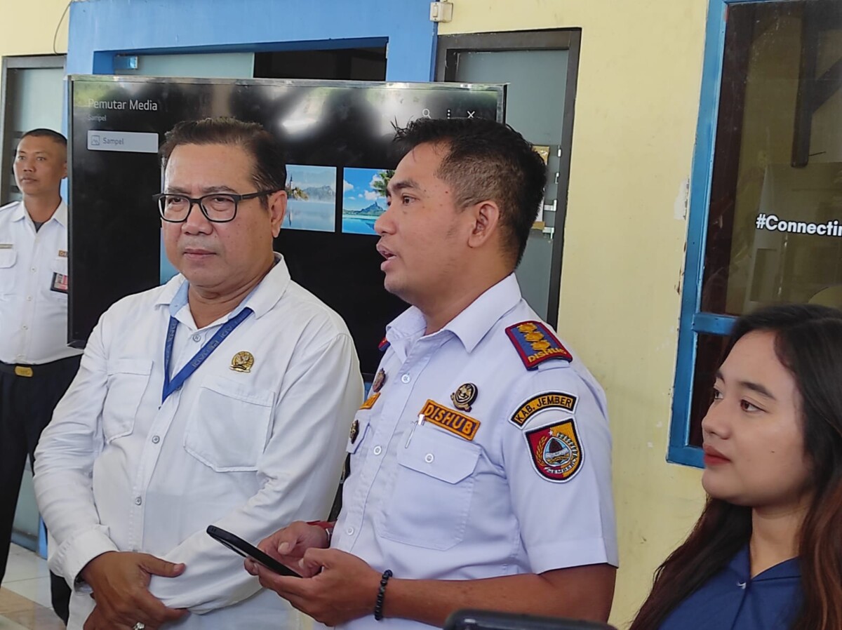 Plt Kadishub Jember memberikan keterangan pers bersama Didik Muzani anggota TP3D Kabupaten Jember, tiket pesawat rute Jakarta-Jember bisa dipesan mulai hari ini (foto: Sigit Priyono/Jurnalis.co.id)