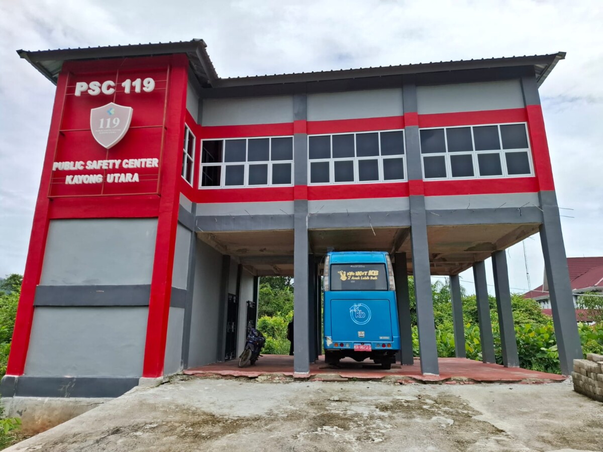 Kondisi Gedung Public Safety Center (PSC) 119. Dinas Kesehatan dan KB Kayong Utara bagian depan tampak mulai Terendap, foto (Bakri/ Jurnalis.co.id)