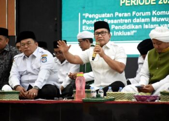 Bupati Kubu Raya, Sujiwo saat menghadiri peringatan Maulid Nabi Muhammad SAW di Aula Praja Utama Kantor Bupati Kubu Raya, Rabu (10/9/2025).
