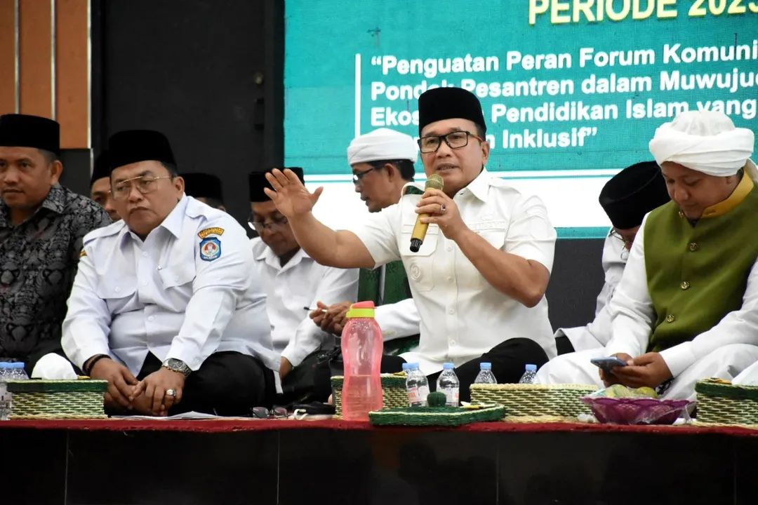 Bupati Kubu Raya, Sujiwo saat menghadiri peringatan Maulid Nabi Muhammad SAW di Aula Praja Utama Kantor Bupati Kubu Raya, Rabu (10/9/2025).
