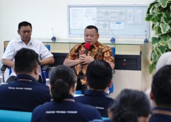 Dirut Bank Kalbar, Rokidi saat menyambangi Kantor Cabang Sanggau dalam rangka kunjungan kerja.