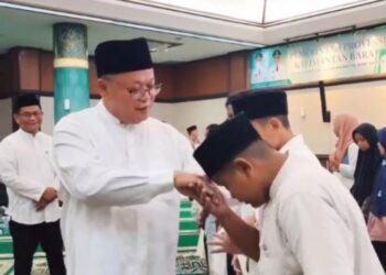 Direktur Utama Bank Kalbar, Rokidi, memberikan santunan kepada anak yatim, piatu, dan dhuafa dalam kegiatan Bimbingan Kerohanian bersama keluarga besar Bank Kalbar. Kegiatan ini digelar dalam rangka memperingati Maulid Nabi Muhammad SAW, Selasa (9/9/2025).