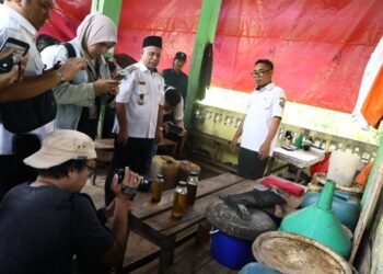 Kepala Dinas Lingkungan Hidup Kota Pontianak Syarif Usmulyono saat memaparkan fungsi TPST Edelweis di Jalan Purnama 2.