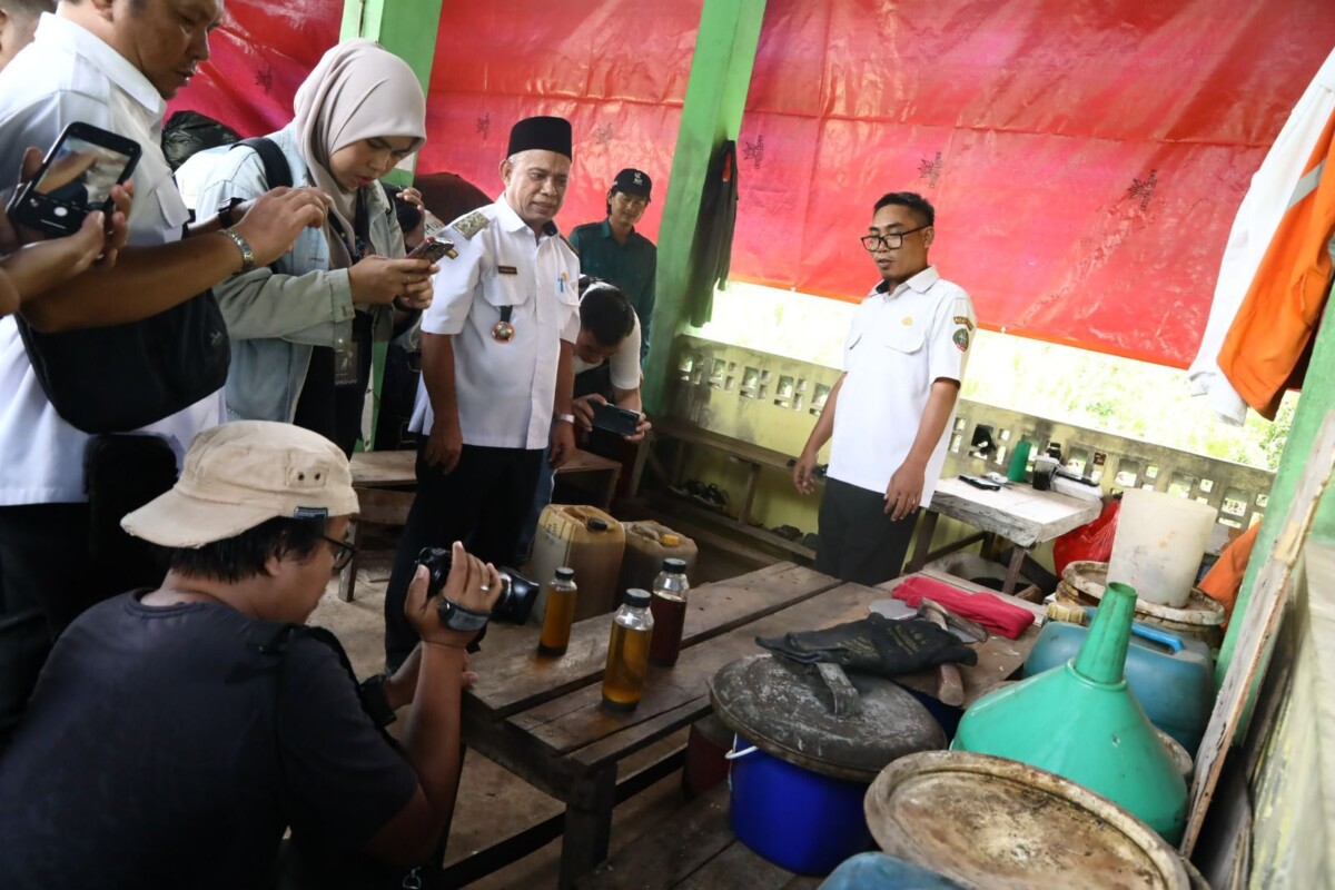 Kepala Dinas Lingkungan Hidup Kota Pontianak Syarif Usmulyono saat memaparkan fungsi TPST Edelweis di Jalan Purnama 2.
