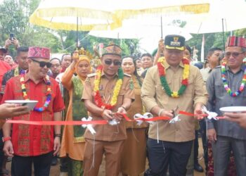Peresmian Festival Seni Budaya Balai Berkuak II, ditandai dengan pemotongan pita oleh Wakil Gubernur Kalbar dan Bupati Ketapang, Selasa (9/9/2025). Foto: Prokopim Pemkab Ketapang.