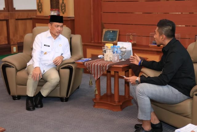 Gubernur Kalbar, Ria Norsan dan Manager Pertamina Cabang Kalimantan Barat (Kalbar). Foto: Istimewa.