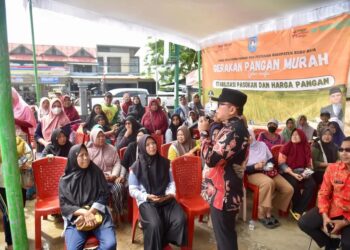 Bupati Kubu Raya, Sujiwo membuka operasi pasar murah Kamis (11/9/2025).