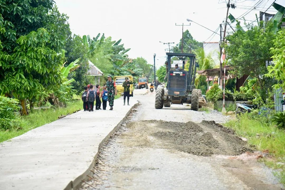 Pemkab Kubu Raya meninjau progres pembangunan jalan poros Rasau Jaya Umum dengan Desa Sungai Bulan yang sudah mencapai 60 persen, Kamis (11/9/2025).