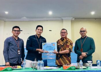 Direktur Utama Bank Kalbar, Rokidi, saat memberikan penghargaan kepada Ryan Yohanes yang terpilih sebagai Best Employee of the Month Bank Kalbar Cabang Sekadau periode Agustus 2025. saat kunjungan kerja ke Kantor Cabang Nanga Pinoh, Rabu (10/09/2025).