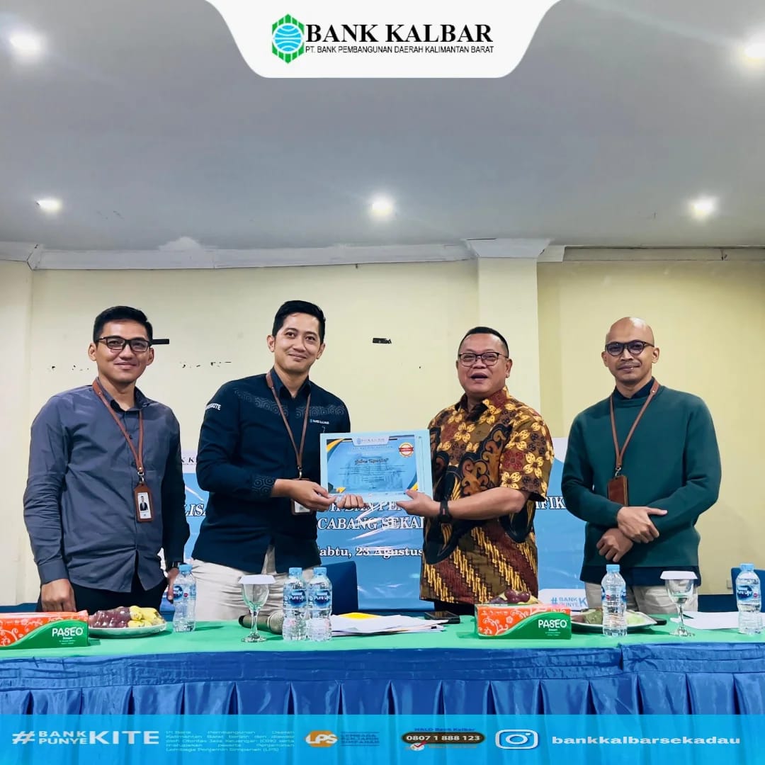 Direktur Utama Bank Kalbar, Rokidi, saat memberikan penghargaan kepada Ryan Yohanes yang terpilih sebagai Best Employee of the Month Bank Kalbar Cabang Sekadau periode Agustus 2025. saat kunjungan kerja ke Kantor Cabang Nanga Pinoh, Rabu (10/09/2025).
