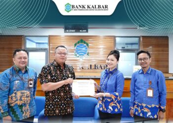 Direktur Utama Bank Kalbar, Rokidi, menyerahkan penghargaan Employee of the Month kepada Utari Septiani Ridian saat kunjungan kerja ke Kantor Cabang Nanga Pinoh, Kamis (11/09/2025).