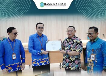 Direktur Utama Bank Kalbar, Rokidi, saat memberikan penghargaan kepada Harpiko Hayyu yang terpilih sebagai Best Employee of the Month Bank Kalbar Cabang Sintang saat kunjungan kerja ke Kantor Cabang Sintang, Kamis (11/09/2025).