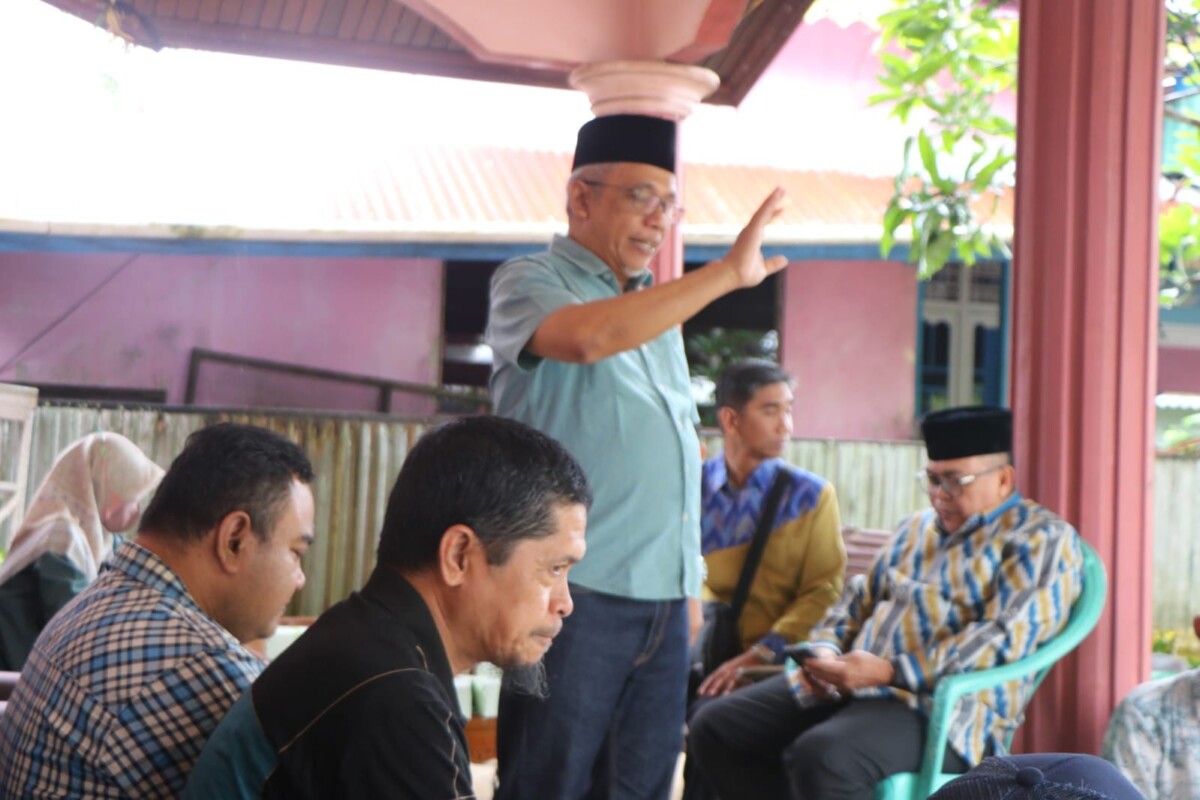 Ketua Umum LPTQ Kota Pontianak Amirullah saat memberikan arahan kepada perwakilan peserta dan ofisial Kafilah Kota Pontianak.