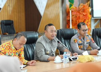 Bupati dan Kapolres Ketapang saat memipin Rapat bersama perusahaan kehutanan di Ketapang. Foto: Prokopim.