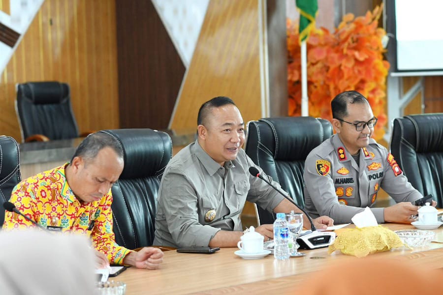 Bupati dan Kapolres Ketapang saat memipin Rapat bersama perusahaan kehutanan di Ketapang. Foto: Prokopim.