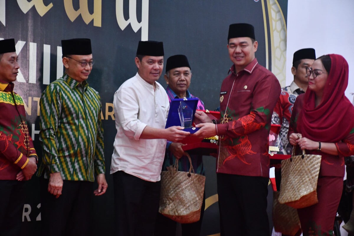 Bupati Kayong Utara Romi Wijaya menerima cindra mata yang diserahkan langsung oleh Bupati Kapuas Hulu Fransiskus Diaan. Foto (Porkopim)
