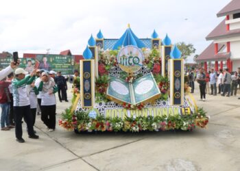 Kendaraan hias Kafilah Kota Pontianak tampil memukau pada Pawai Ta'aruf MTQ XXXIII Tingkat Provinsi Kalbar di Putussibau, Kapuas Hulu.
