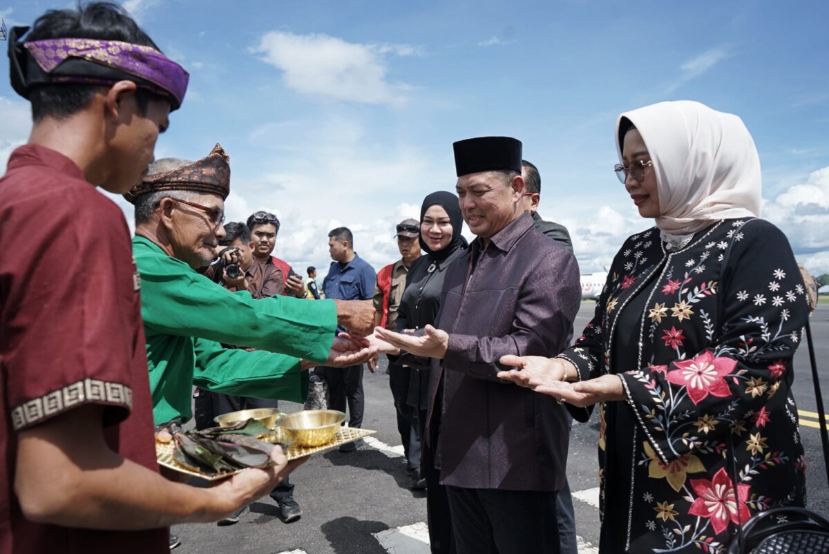 Gubernur Kalimantan Barat, Ria Norsan, disambut hangat saat tiba untuk membuka Musabaqah Tilawatil Qur’an (MTQ) ke-33 tingkat Provinsi Kalimantan Barat di Bandara Pangsuma Putussibau pada Minggu pagi, 14 September 2025.