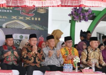 Direktur Utama Bank Kalbar, Rokidi, turut hadir dan mendukung kemeriahan Pawai Ta’aruf Musabaqah Tilawatil Qur’an (MTQ) ke-XXXIII tingkat Provinsi Kalimantan Barat yang berlangsung di Halaman Kantor Bupati Kapuas Hulu, Minggu (14/09/2025).