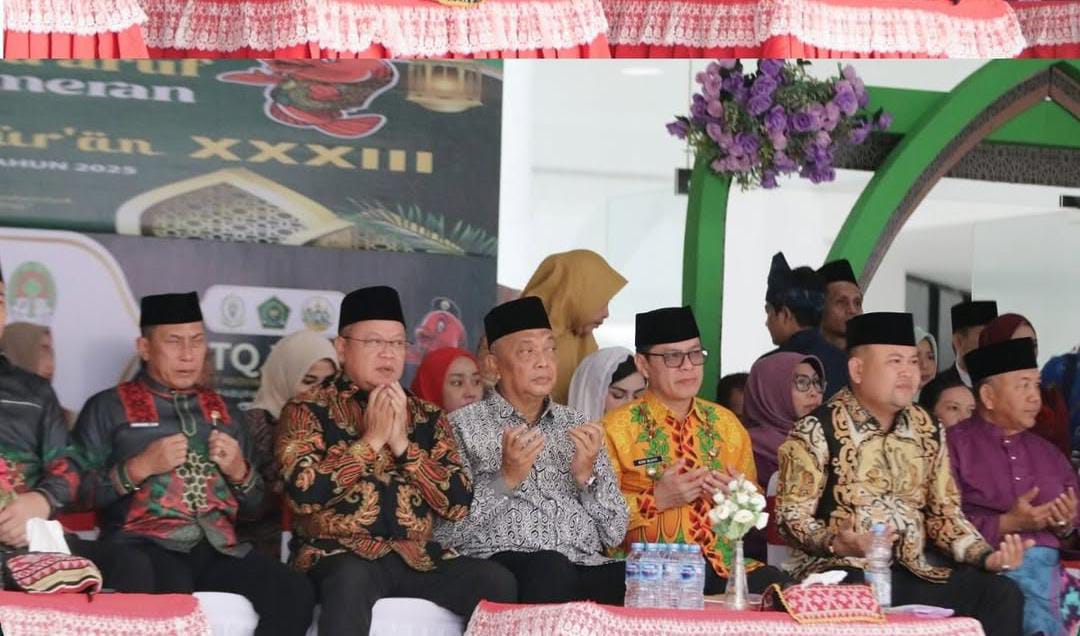 Direktur Utama Bank Kalbar, Rokidi, turut hadir dan mendukung kemeriahan Pawai Ta’aruf Musabaqah Tilawatil Qur’an (MTQ) ke-XXXIII tingkat Provinsi Kalimantan Barat yang berlangsung di Halaman Kantor Bupati Kapuas Hulu, Minggu (14/09/2025).