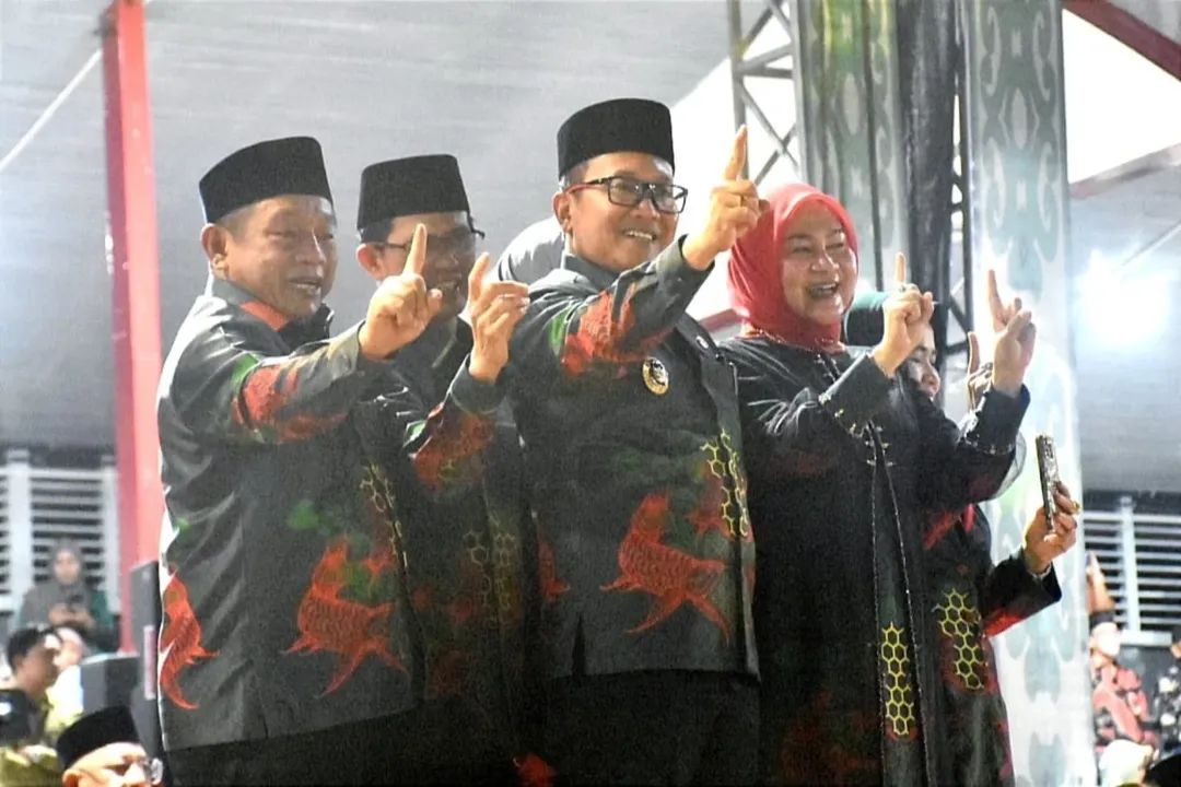 Bupati Kubu Raya Sujiwo menghadiri pembukaan Musabaqah Tilawatil Qur’an (MTQ) XXXIII Provinsi Kalimantan Barat di GOR Uncak Kapuas, Kabupaten Kapuas Hulu, Minggu (14/9/2025) malam. 
