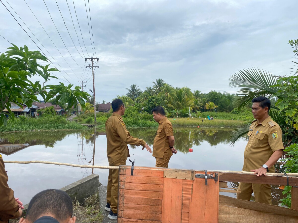 Bupati Sambas H. Satono, S.Sos.I., M.H. bersama Kepala Dinas Pekerjaan Umum dan Penataan Ruang (PUPR) Kabupaten Sambas Drs. Hermanto, M.Si. dan Camat Tebas Dedy Zulkarnain, S.Sos. meninjau langsung kondisi jembatan yang putus di Dusun Kenanga 2, Desa Tebas Sungai, Kecamatan Tebas, Senin (15/9/2025).