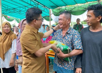 Bupati Sambas H. Satono, S.Sos.I., M.H. meninjau langsung pelaksanaan Gerakan Pangan Murah (GPM) di Dusun Sebetung, Desa Seberkat, Kecamatan Tebas, Senin (15/9/2025).