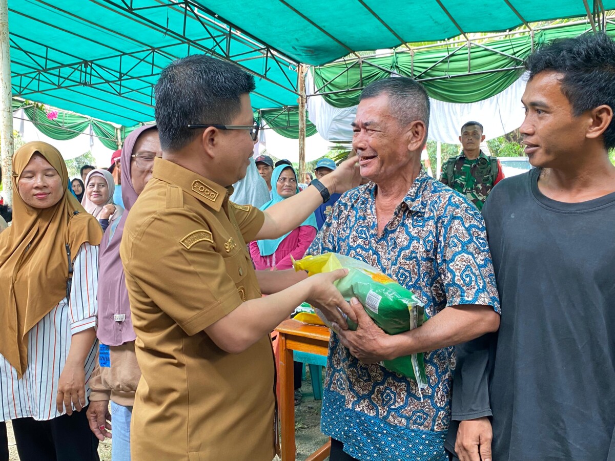 Bupati Sambas H. Satono, S.Sos.I., M.H. meninjau langsung pelaksanaan Gerakan Pangan Murah (GPM) di Dusun Sebetung, Desa Seberkat, Kecamatan Tebas, Senin (15/9/2025).