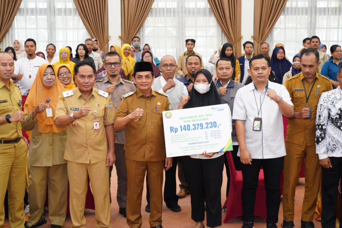Wakil Wali Kota Pontianak Bahasan menyerahkan secara simbolis santunan kepada peserta BPJS Ketenagakerjaan.