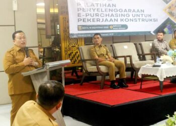 Wakil Bupati Kubu Raya, Sukiryanto, membuka Pelatihan Penyelenggaraan E-Purchasing untuk Pekerjaan Konstruksi di lingkungan Dinas Pekerjaan Umum dan Perumahan Rakyat (PUPR) Kabupaten Kubu Raya. Kegiatan tersebut berlangsung di Hotel Alimoer Kubu Raya, Senin (15/9/2025).