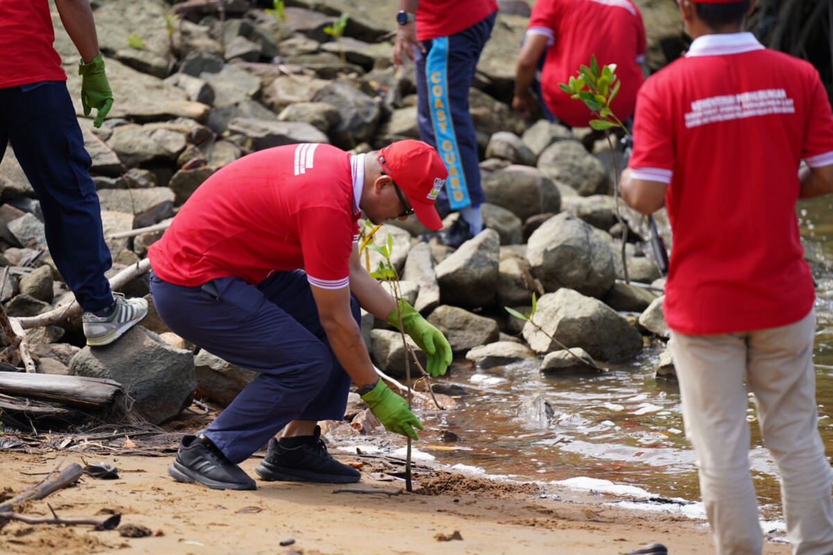 Kepala Unit Penyelenggara Pelabuhan (KUPP) Kelas III Teluk Batang Aksara saat menggelar serangkaian kegiatan peduli lingkungan, di antaranya penanaman bibit mangrove dan aksi bersih-bersih pantai di wilayah kerja