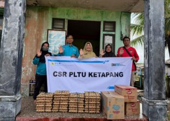 Penyerahan bantuan makanan tambahan dari program TJSL PLTU Ketapang ke Posyandu Sukabangun Dalam. Foto: Ist.