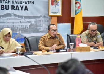 Sujiwo memimpin rapat evaluasi bersama direktur rumah sakit, perwakilan PLN, kontraktor pelaksana, dan instansi terkait di Kantor Bupati Kubu Raya, Selasa (16/9/2025).