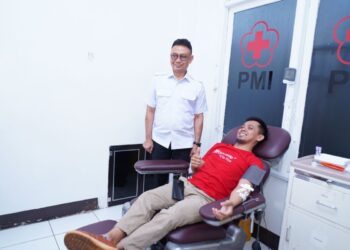 Wali Kota Pontianak Edi Rusdi Kamtono saat melihat pada pendonor yang tengah menjalani proses pengambilan darah.