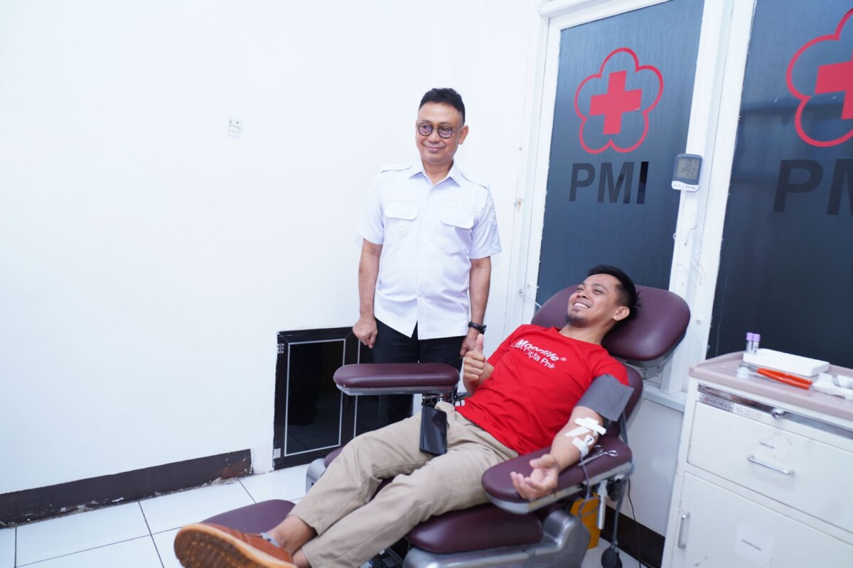Wali Kota Pontianak Edi Rusdi Kamtono saat melihat pada pendonor yang tengah menjalani proses pengambilan darah.